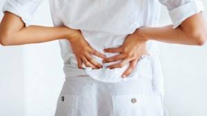 Плоская спина: понятие и симптомы патологии, методы терапии и массаж, можно ли выявить патологическую осанку без помощи специалиста