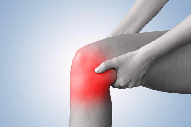Перелом колена: виды травмы и их различия, причины повреждения и отличительные симптомы, первая помощь и методы лечения, реабилитация и меры профилактики