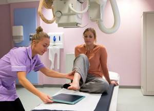 Лечение пяточной шпоры рентгенотерапией: суть метода, особенности и правила проведения сеансов, показания и противопоказания, цены и отзывы пациентов