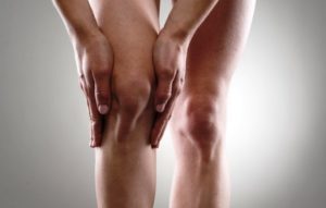 Ноет колено в состоянии покоя: причины патологического состояния, факторы риска и сопутствующие симптомы, первая помощь и методы лечения, меры профилактики