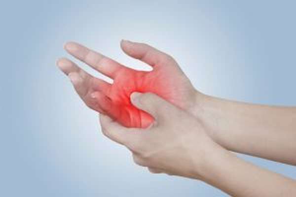 Ушиб кисти руки: отличие травмы от перелома, правила оказания первой помощи, лечение медикаментами и народными средствами, реабилитационные мероприятия