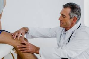 Почему болят колени после тренировки и чем их лечить: основные причины болей, сопутствующие симптомы и методы терапии, рекомендации по устранению проблемы