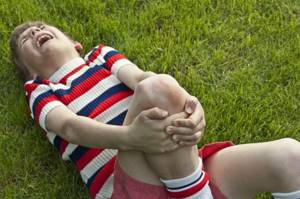 У ребенка болят колени: причины боли, сопутствующие симптомы и методы диагностики, современные и народные методы лечения, меры профилактики и возможные осложнения