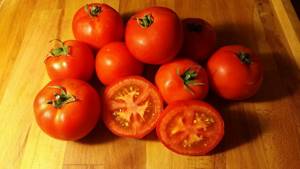 Лечебные свойства помидоров при заболеваниях суставов: польза и вред томатов, их влияние на организма человека, рецепты приготовления целебных средств и правила их применения