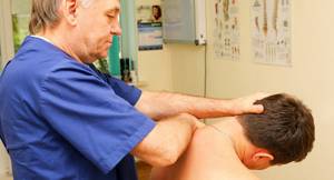 Мануальная терапия при остеохондрозе шейного отдела: польза и вред, основные виды и методы воздействия, показания и противопоказания, критерии выбора грамотного специалиста