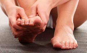Крутит ноги: заболевания, вызывающие выкручивание, способы лечения и профилактики, возможные осложнения и рекомендации врачей