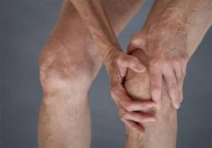 Воспаление коленного сустава: факторы риска и причины патологии, специфические симптомы и диагностика, консервативные и хирургические методы лечения, народные рецепты