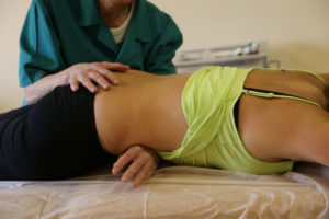 Боль в копчике при беременности: признаки появления дискомфорта и характеристика болевых ощущений, возможные патологии и способы терапии