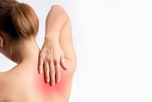 Боли под правой лопаткой сзади со спины — причины возникновения, лечение