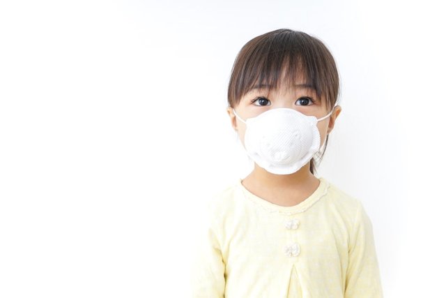 Ребенок чихает и сопли: чем лечить, если постоянное чихание по Комаровскому и коричневые