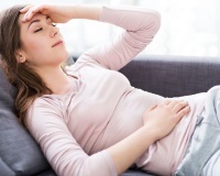Почему перед месячными болит голова: причины мигрени и тошноты, что делать