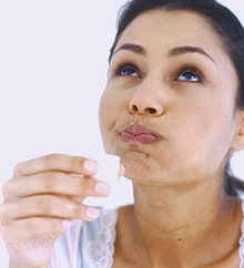 Как быстро снять опухоль от зубного флюса в домашних условиях: лечение, как снять отек на щеке