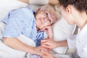 Уход за лежачими больными после инсульта в домашних условиях – рекомендации, как кормить, туалет, лечение пролежней