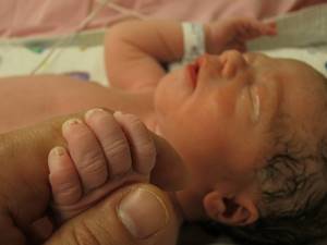 У новорожденного гноится глазик – что делать и чем лечить