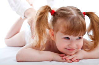Массаж для отхождения мокроты у ребенка: как делается для улучшения отхаркивания, особенности проведения процедуры у грудничков