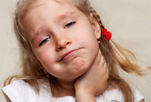 Каковы причины першения в горле у ребенка, что делать при сухом кашле и как лечить в домашних условиях?