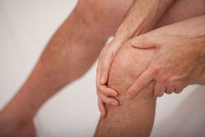 Болят вены под коленом сзади: варикоз, лечение, что делать, симптомы