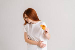 Боль в желудке и тошнота: причины, первая помощь и лечение