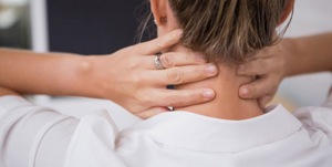 Причины появления боли в шее при повороте головы и методы лечения